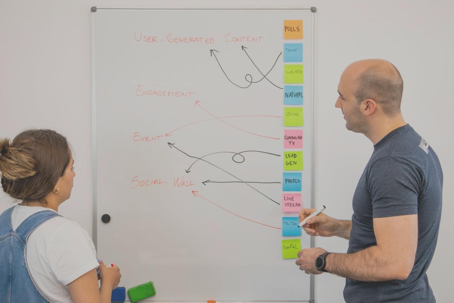 Teilnehmer bei konzentrierter Arbeit mit Laptop und Finanzanalyse-Software